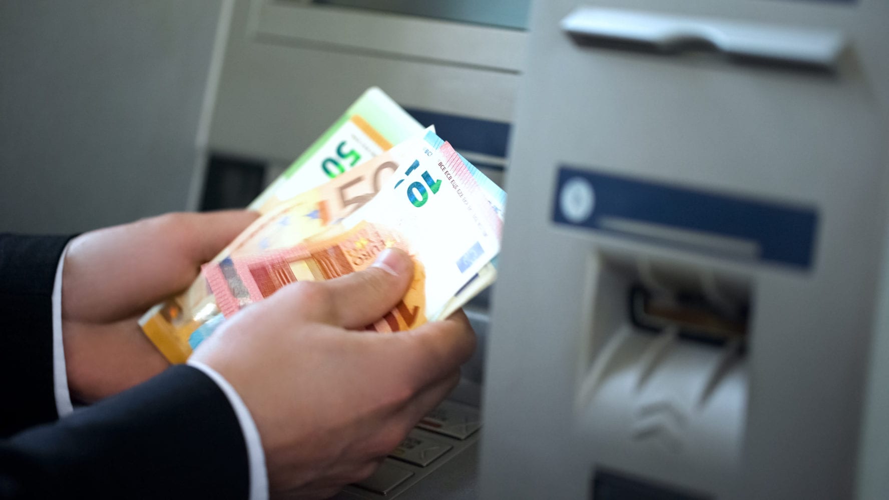 Снять ев. Евро из банкомата. Банкомат деньги кэш это. Euro ATM Cash. Банкомат евро Испания.